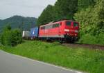 BR 151 Kurz vor Bad Sooden-Allendorf, aus Richtung Bebra kommend, legt sich 151 043-7 mit ihrem Conteinerzug galant in die Kurve. 26.05.2009.