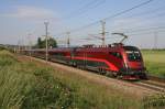 1116 295 mit Railjet 66 (in der dunkleren Lackierungsvariante), aufgenommen ...