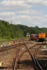 Gleise und Weichen Die Weichenstra�e mit drei DKWs des Eisenbahnmuseum Schwarzenberg. Rechts stehen die VSE 106 992 und die DDM Triebwagen 798 739 mit 996 701.
(23.05.09)