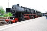 br-52--kriegslok-52-drg-dr-db--nicht-052-db- Leider wurde uns ein falsches Gleis genannt, darum st�rt der Bahnsteig: Die wundersch�ne 52 8038 der Dampfeisenbahn Weserbergland bei einem Zwischenstopp im Mindener HBf am 03.05.2009. Die Tour endete in Rinteln.