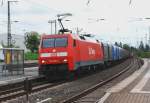 Dieser durchweg mit blauen Planenwagen bestückte Güterzug kommt täglich gegen ... Dieser durchweg mit blauen Planenwagen bestückte Güterzug kommt täglich gegen ...