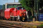 BR 294 Da sag einer Bahn-Fahren ist nicht entspannend: Zwei relaxte Lokf�hrer auf dem 'Balkon' der 294 604-4 rollen im Schneckentempo durch den Bahnhof von Bielefeld-Brackwede. Das befahrene Nebengleis f�hrt quer zwischen einigen Firmen und Gesch�ften hindurch zu den Thyssen-Krupp-Stahlwerken, die hier mit einigen Wagons beliefert werden. Kurz danach kam sie alleine wieder zur�ck und wurde dann zur Nachtruhe geparkt. (26.05.2009).

