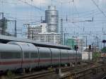 ICE an Gleis 9 vor der Skyline des N�rnberger ...