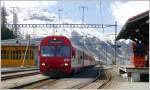 R1945 mit Steuerwagen 1751 f�hrt in Pontresina ein. Der Zugzielanzeiger ...
