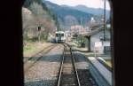 KIHA 110: Kreuzung eines Zuges in Iwaki Hanawa. Die B�ume ...