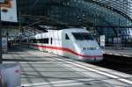 Ein ICE 2 steht am 09.04.09 abfahrbereit im Berliner Hbf. ...