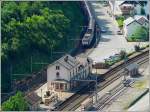 Wie auf einer Modellbahnanlage sieht der Bahnhof von Kautenbach mit ...