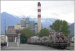 Vorgefertigte Betonelemente stehen am Bahnhof Untervaz-Trimmis bereit zum Transport nach ...