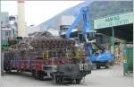 dienstwagen Bei A&M Recycling in Trimmis werden momentan viele RhB Gleise mit Stahlschwellen angeliefert. Was mit den Holzschwellen auf dem Normalspurg�terwagen passiert, weiss ich leider auch nicht. Der kurze schmalspurige Zwischenwagen wird f�r die Zustellung der normalspurigen G�terwagen mit schmalspurigen Rangierfahrzeugen der RhB gebraucht. (05.05.2009)