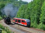 52 8154 wird gerade vom DESIRO 642 059 der Erzgebirgsbahn ...