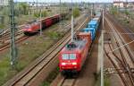 BR 145 145 001 zieht am 26.04.09 einen Containerzug durch Bitterfeld Richtung Leipzig.