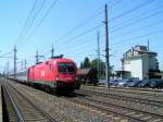 br-1116-vor-personenzugen 1116 011-6 ist mit OIC549'A1 BlackBerry' bei Marchtrenk unterwegs;090525