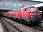 218 401-8 und deren Schwester 426-5 verlassen soeben mit EC ...