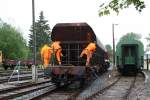 BR 202 202 646-6 der DB Erzgebirgsbahn ist am 28.05.09 im Bahnhof Schlettau beim einschottern der Gleise t�tig.