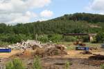 aue-sachsen Am 27.05.09 sind fast alle Hochbauten der ehemaligen BW Aue abgerissen. Im Hintergrund steht noch das Kesselhaus mit Bockkran, das sicher bis ende n�chster Woche auch abgerissen wird. Die Beiden BR 50 Heizkessel im Inneren des Geb�udes werden sicher auch im Schrott landen.