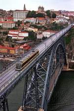 Metro Porto Zug der Linie D (Gelbe Linie) auf der Ponte Dom Luis I. (10. Mai 2009) - Negativ-Scan -