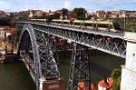 Metro Porto Begegnung von zwei Z�gen der Linie D (Gelbe Linie) auf der Ponte Dom Luis I. (12. Mai 2009) - Negativ-Scan -