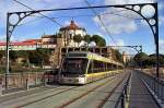 Metro Porto Triebwagen 065 + 071 auf der Ponte Dom Luis I. (12. Mai 2009) - Negativ-Scan -