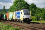 ES 64 U2-031 der boxXpress.de mit seinem Containerzug in Fahrtrichtung ...