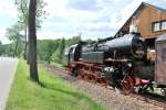 65 1049 rollt mit ihrem Zug durch Markersbach, 21.05.09  ...