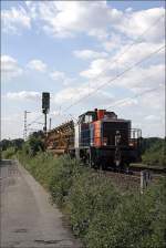 212 196 der Nordbayerischen Eisenbahn ist mit Gleistransportwagen bei Hohenlimburg ...