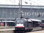 MRCE ES64U2-005 setzt sich auf Gl.14 vor die Wagen des ...