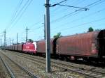 1216940 der SLB ist als Zwischenlok in einem LogservZugverband eingereiht, ...