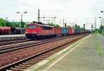 155 132-4 f�hrt zum Tf-Wechsel-Halt in Berlin Sch�nefeld Flughafen ein. ...
