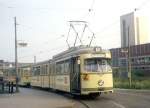 dusseldorf GT6 2608 Rheinbahn D�sseldorf steht hier im Juli 1966 abfahrbereit
an der Endhaltestelle der Linie 1 - heute 701 - in D�sseldorf Benrath. Der auf dem Bild noch fast neue Triebwagen wurde 1973 zum Achtachser umgebaut und mit der Nummer 2758 versehen, unter der er auch heute noch im Rheinbahnnnetz seine Runden dreht. Beh�ngt ist er hier mit BW4 2208, der 1968 in 1808 umbenannt wurde und schon 1987 dem Alteisen zugef�hrt wurde. Nachtrag: Am 21. September 2009 wurde auch der Triebwagen au�er Dienst gestellt.
