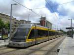 Metro Porto Triebwagen 068 + 055 in Senhora da Hora (11. Mai 2009). Die Metro-Linien A, B, C und E werden von Est�dio do Drag�o bis Senhora da Hora geb�ndelt durch das Stadtgebiet gef�hrt und f�chern sich erst danach zu ihren unterschiedlichen Zielen auf. - Wer den Bahnhof Senhora da Hora noch aus der Schmalspurzeit kennt, wird heute wenig Bekanntes wiederfinden. Nur die Getreidesilos im Hintergrund haben die Zeiten �berdauert.