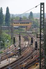 neustadt-weinstr-hbf Wendet man den Blick nach rechts, erkennt man in der Bahnhofsausfahrt ein weiteres bekanntes Bauwerk... Ebenso lassen sich noch ein historischer Wagenzug, sowie ein 'Eisenschwein', BR E 94, und diverse Rangier-/Werksdieselloks lokalisieren. (Mai 2009 im Vorfeld Neustadt/Weinstrasse Hbf).