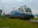 1116 911-7 der Mittelweserbahn schleppt einen langen Kesselwagenzug �ber die ...
