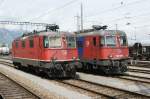 Re 4/4 11281 und Re 620086-9 warten an einem sonnigen ...
