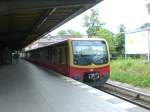 S-Bahnlinie 7 nach Potsdam Hauptbahnhof im S-Bahnhof Wannsee.  ...