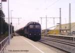 Die V200.01 der PEG mit einem schweren G�terzug am Ende ...