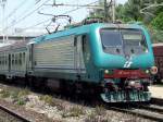 Eine E 464 beim Halt in San Vincenzo am 26.05.2009. ...