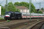 ES 64 U2 067 schiebt einen IC am 31.05.09 an ...
