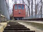 Der Wagen 3 der Heidelberger Bergbahn f�hrt in die Station ...