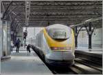eurostar ...die anderen tr�deln und ihnen bleibt nur der Nachschuss. Dieter und Lawrence (nat�rlich in der Hocke) versuchen den 'freigelassenen' Eurostar noch abzulichten. Die Dame links im Bild war nicht zum Bahnbildertreffen gekommen, sie macht nur ein Bild ihres Sohnes vor der Kulisse des Eurostars. 30.05.09 (Jeanny)