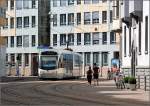 Saarbahn Irgendwie gut getarnt ist hier dieser Saarbahn-Triebwagen in den engen Kurven zwischen den H�usern der Saarbr�cker Innenstadt unterwegs. 23.06.2009 (Matthias)