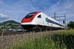 icn Da kommt der ICN RABDe 500 002-1 'Annemarie Schwarzenbach' angerauscht. Im Hintergrund der Frickberg bei Frick im Aargau. 3.6.2009