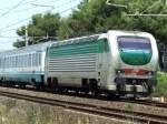 E 402 B Eine E 402 zieht einen FS IC durch San Vincenzo am 26.05.2009 in Richtung Rom.