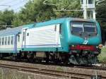 E 464 Einfahrt einer E 464 vor einem Regionalzug am 26.05.2009 in San Vincenzo.