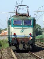 E 646 Eine E 646 schiebt einen Regionalzug aus dem Bahnhof San Vincenzo in Richtung Livorno am 26.05.2009