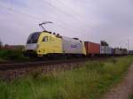 ES 64 U2-014 der MWB hat soeben mit ihrem Container ...