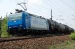 185 526 der HGK bespannt am 03.05.09 einen Kesselwagenzug durch ...