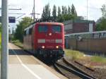 Eine BR 151 durchf�hrt den Bahnhof Elmshorn auf Gleis 3 ...
