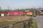 Eine BR 145 der RAILION am Bahn�bergang Nienburger Stadtgrenze  ...