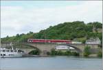 Ein RE Trier-Luxemburg fotografiert am 31.05.09 beim �berfahren der Sauerbr�cke ...
