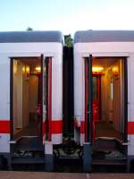 Zwei ge�ffnete T�ren zweier IC Wagen f�r das Reinigungspersonal, die ...